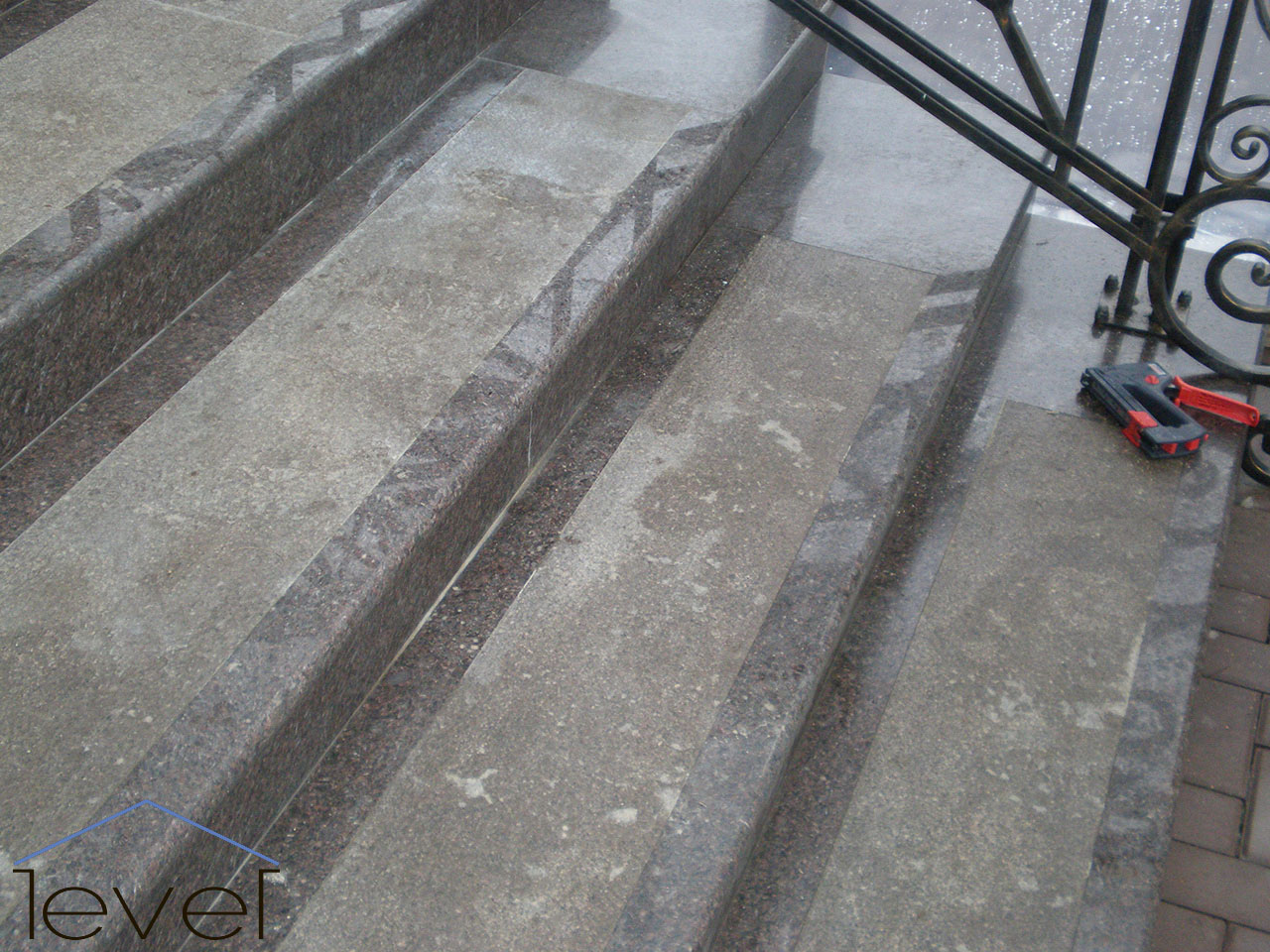 Восстановительные работы Лестница из гранита. Фото ДО